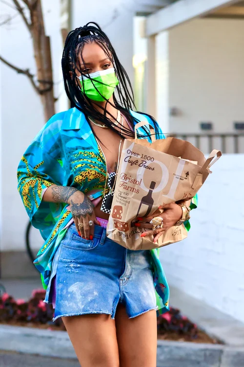 
    Cântăreața, de 33 de ani, a purtat corespunzător mască de protecțieFotografii: Profimedia  