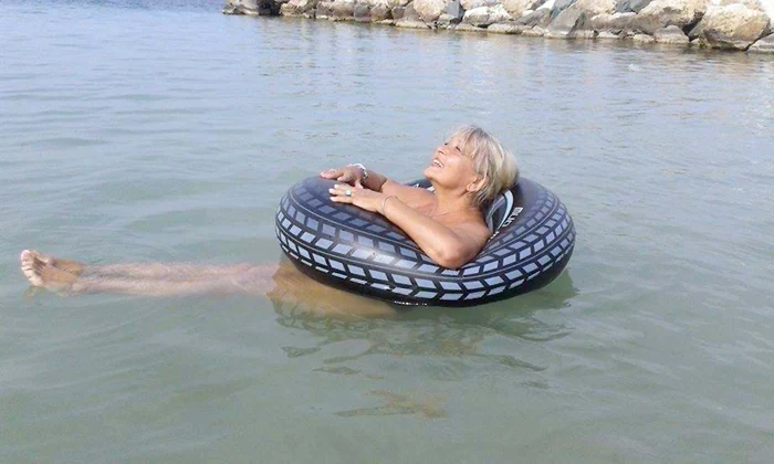 Viorela s-a bălăcit  toată vara în  mare, ca un copil