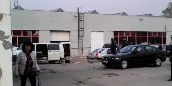Dispozitiv GPS sub o maşină într-un service FOTO gazetavalceana ro