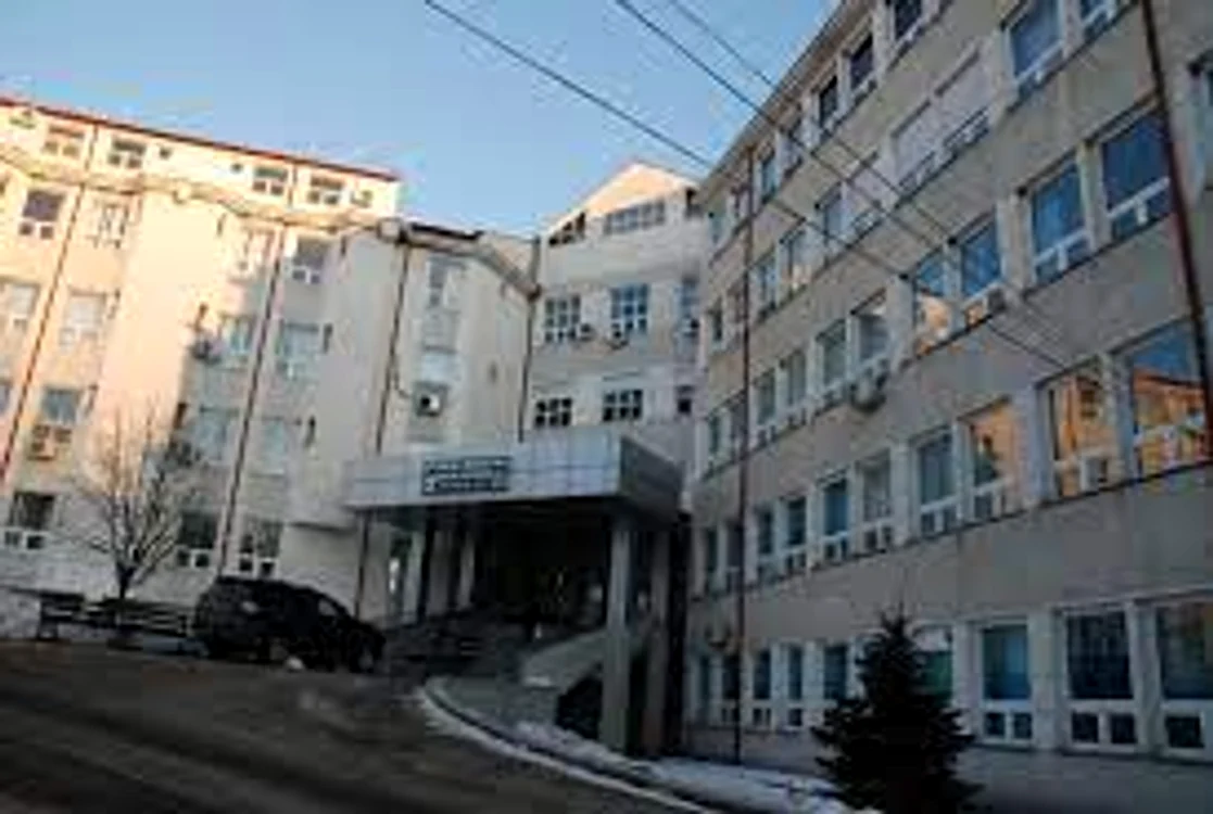 
    La spitalul municipal Dimitrie Castroian din Huși se desfășoară în prezent o anchetă pentru găsirea pantofilor lui Nea ChirilăFoto: monitoruldevaslui.ro  
