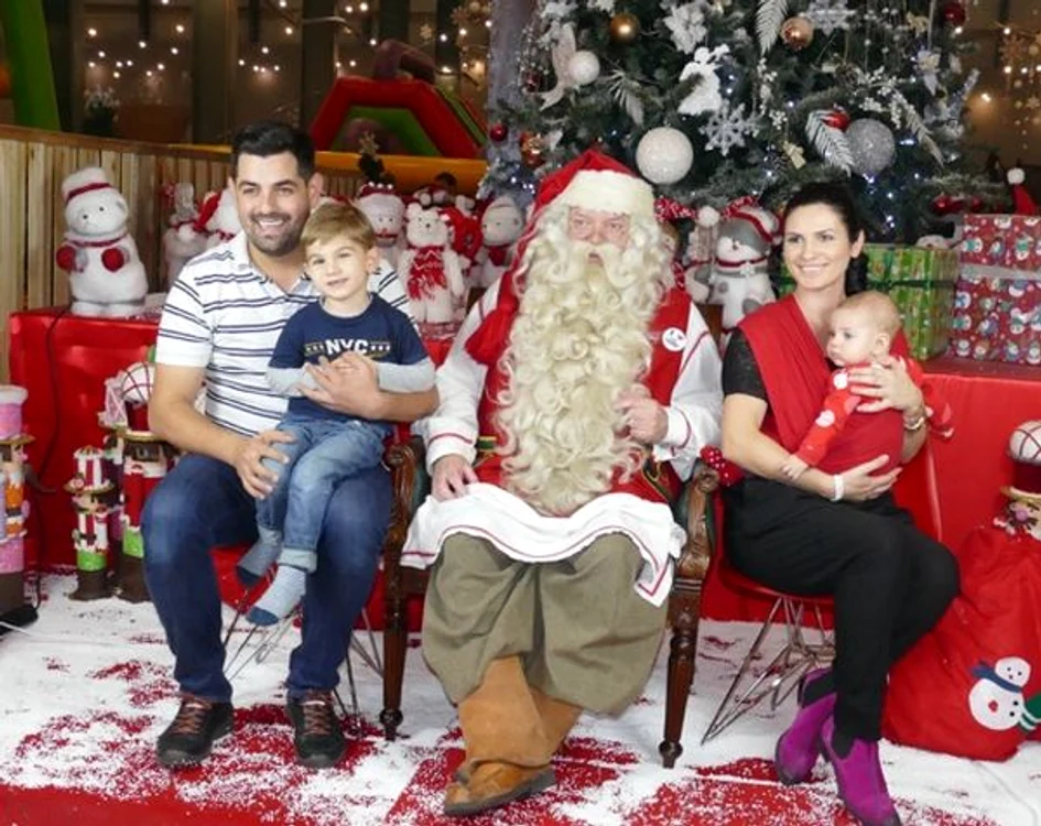 
    Toată familia artistei s-a fotografiat cu Moş Crăciunfoto: arhiva personală  