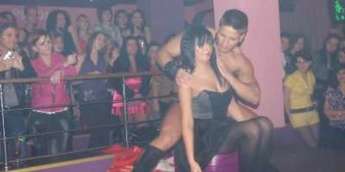 Striptease în cluburi