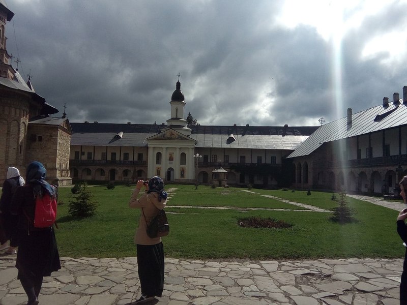 O elevă de la seminarul ortodox Agapia, găsită moartă în cadă. Povestea tristă a fetei