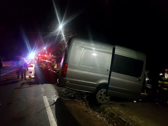 Un autoturism a intrat frontal într-un microbuz (Foto: observator.tv)