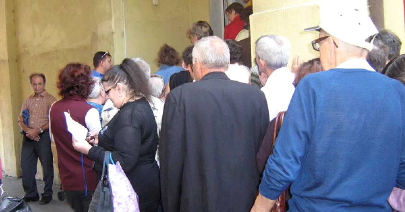 Beneficiarii fac coadă la alimente