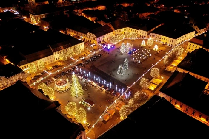 A fost pornit iluminatul festiv în Baia Mare FOTO Facebook Cătălin Cherecheş