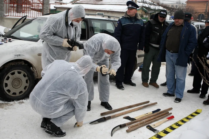 Poliţiştii au găsit topoare şi coase în maşina agresorilor