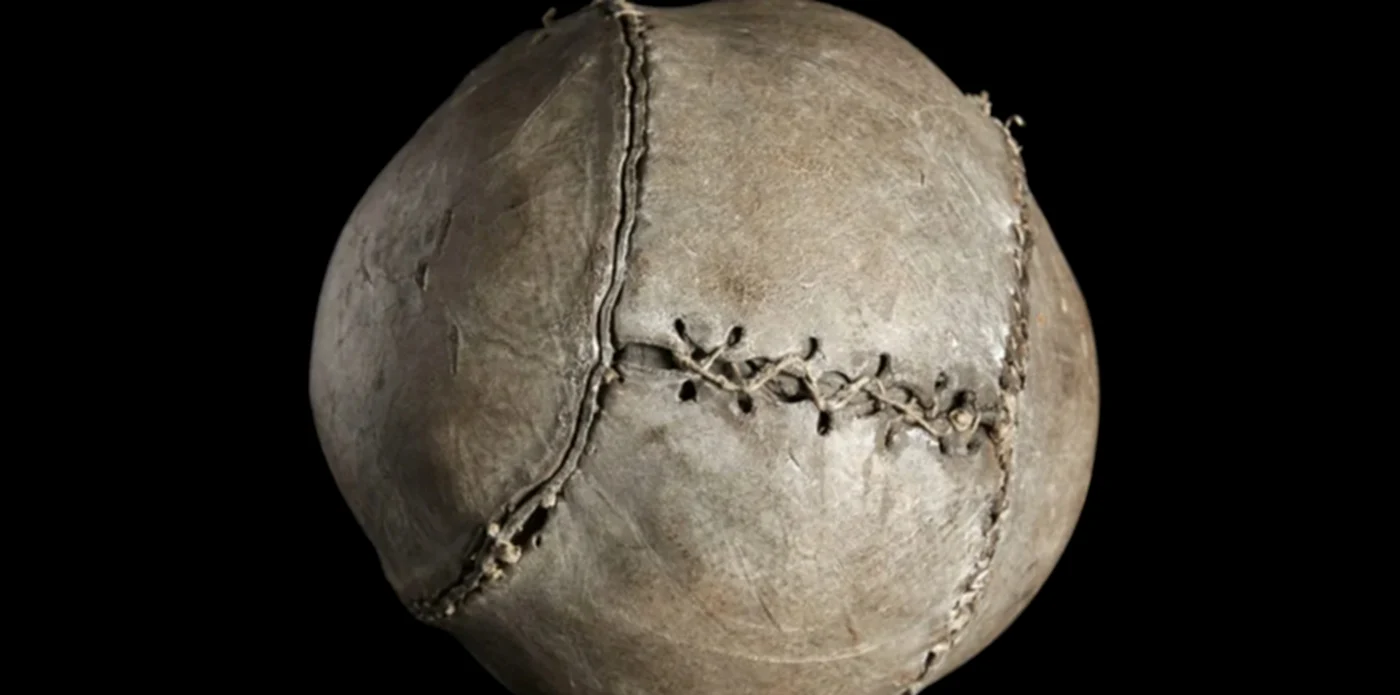 Cea mai veche minge de fotbal are peste 500 de ani. Foto: Stirling Smith Art Gallery and Museum 