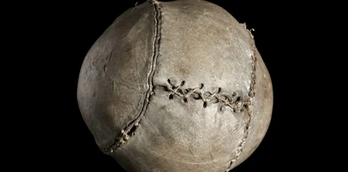 Cea mai veche minge de fotbal are peste 500 de ani. Foto: Stirling Smith Art Gallery and Museum 