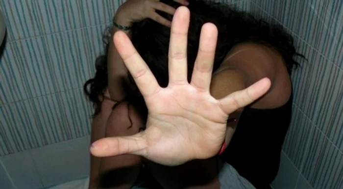 Fata a fost sechestrată, violată şi abandonată în gara din Constanţa