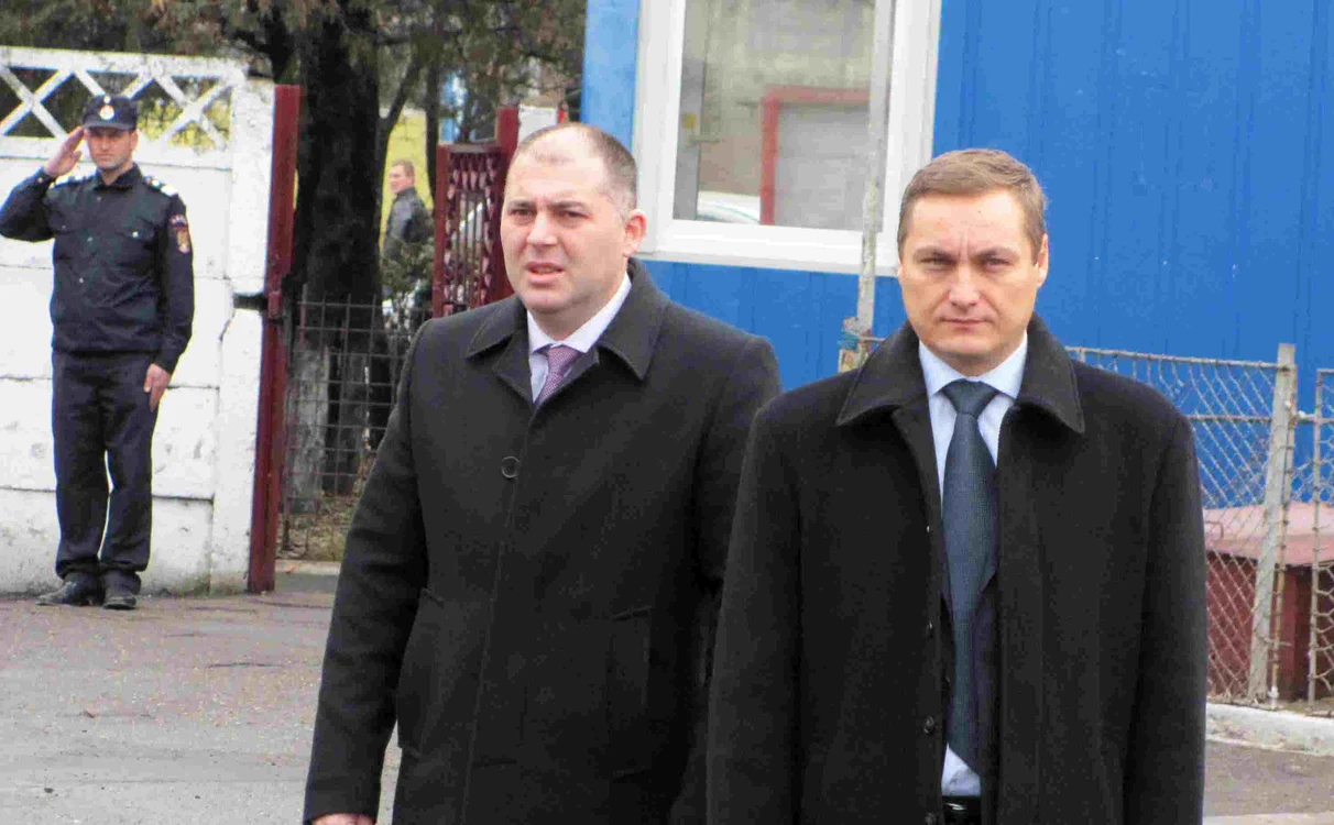 Mircea Dragoş (stânga) îl va înlocui pe Sorin Hornea în fruntea Prefecturii