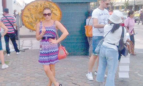 Monica Roşu, distracție în Thailanda jpeg