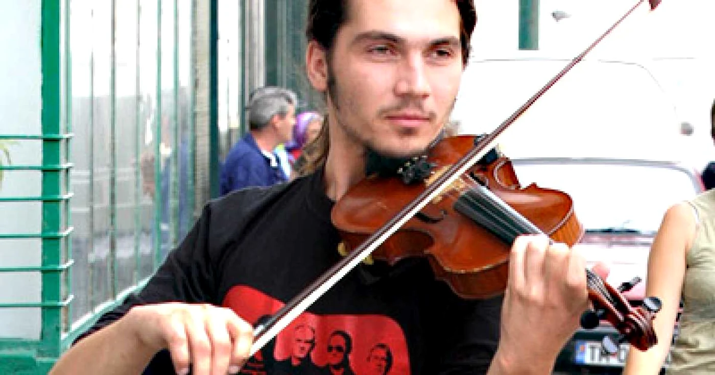 Timişoara: PORTRET / Sergiu Boldor cântă în stradă, cu autorizaţie