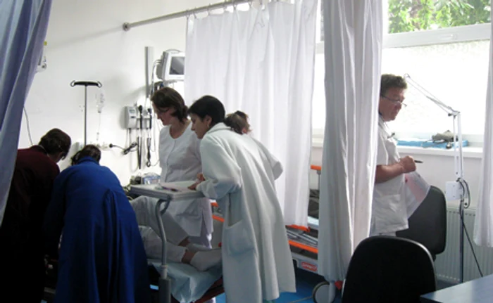Medicii de la Urgenţe stau zile în şir la spital pentru a salva vieţi