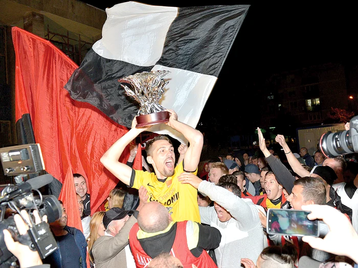 Campionii au serbat alături de suporterii prezenţi la stadion şi au făcut un scurt tur al oraşului