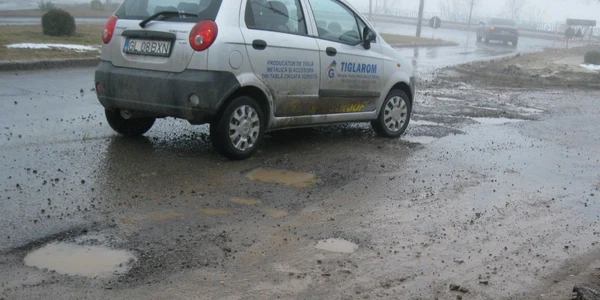 Asa arată gropile de la intrarea pe Faleză după ce s-a folosit mixtura asfaltică