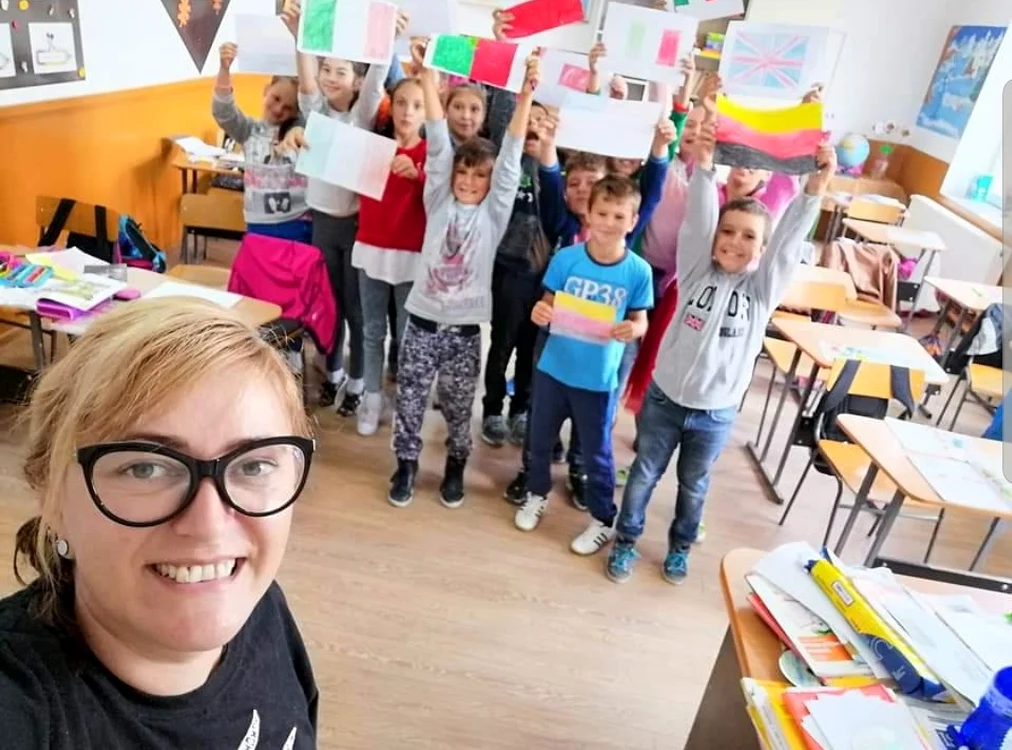 Profesoara de engleză alături de elevii săi FOTO arhiva personală