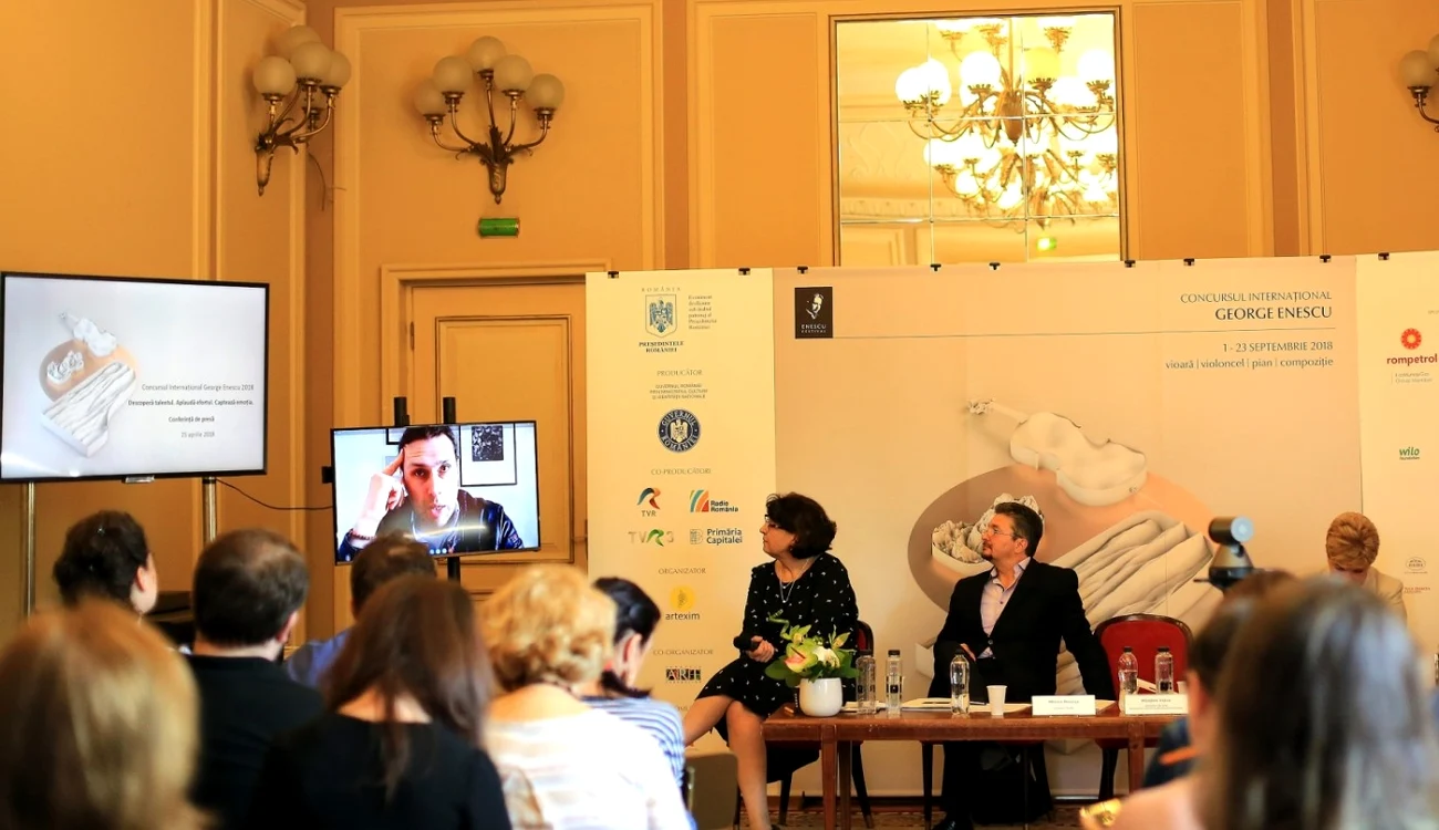Directorul Artistic al Concursului Enescu şi al Festivalului Enescu, dirijorul Vladimir Jurowski, într-o intervenţie specială prin Skype, la conferinţa de presă pentru  Concursul Enescu         FOTO: Cătălina Filip