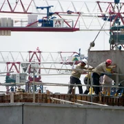lucratori santier constructii pixabay jpg