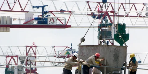 lucratori santier constructii pixabay jpg