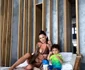 Roxana Vancea, cu micuțul Zian pe șezlong. Sursă: Instagram