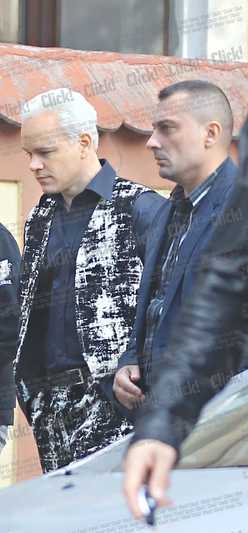 Pe tot parcursul plimbării, actorul a fost înconjurat de paznici. El a purat peruca folosită în timpul filmărilor (FOTOGRAFII: MIHAI IONESCU)