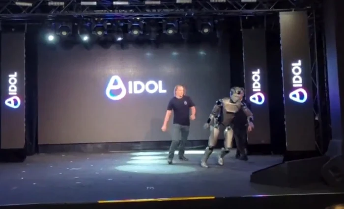 Robotul cade pe scenă Foto: captură video