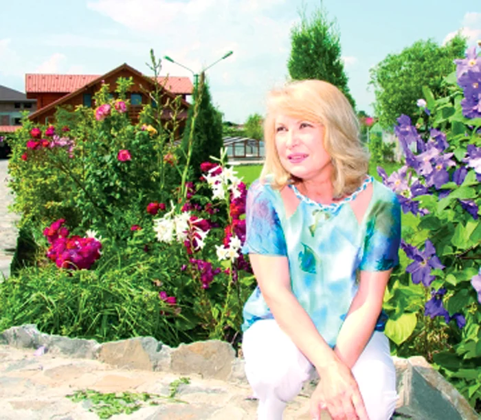 Tora Vasilescu are grijă ca de ochii din cap de florile de la BufteaFoto:revistavip.net