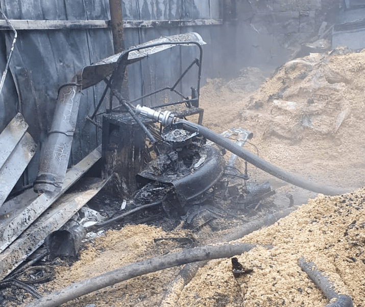 Patru tone de peleți au ars într-un incendiu la Corbii Mari. Pompierii s-a luptat cu flăcările aproape două ore