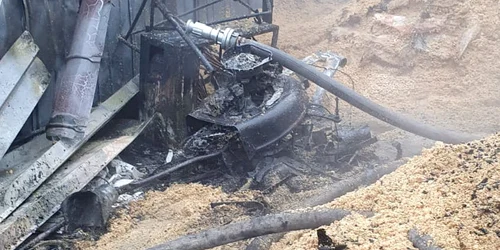 Flăcările au pornit la acoperișul unei construcții pe o suprafață de 100 de metri. FOTO ISU DB