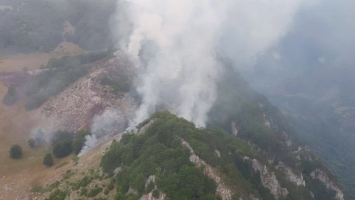 Forţe importante acţionează pentru lichidarea incendiului FOTO ISU Mehedinţi