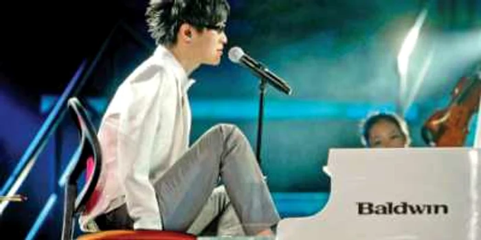 Liu Wei atinge clapele pianului cu degetele de la picioare