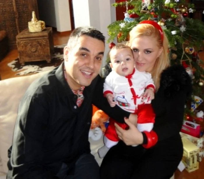
    Cristi Brancu, Oana Turcu şi mica lor comoară. (sursa foto: oanaturcu.ro)  