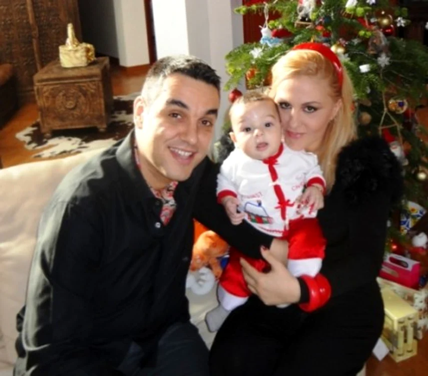 Cristi Brancu, Oana Turcu şi mica lor comoară. (sursa foto: oanaturcu.ro)