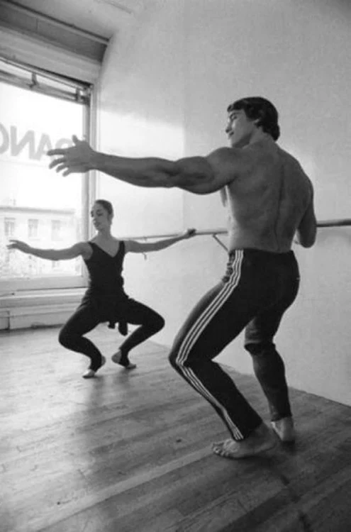 Arnold Schwarzenegger, în timpul unei lecţii de balet