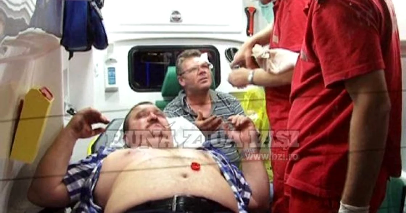 Doi dintre clienţii "liniştiţi" de agenţii de ordine au primit îngrijiri în ambulanţa SMURD FOTO: bzi.ro