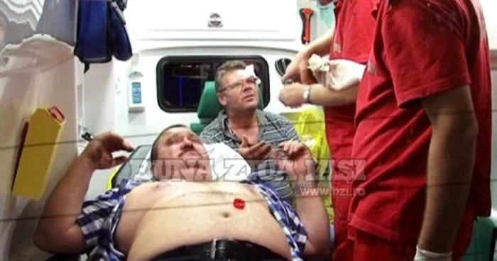Doi dintre clienţii "liniştiţi" de agenţii de ordine au primit îngrijiri în ambulanţa SMURD FOTO: bzi.ro