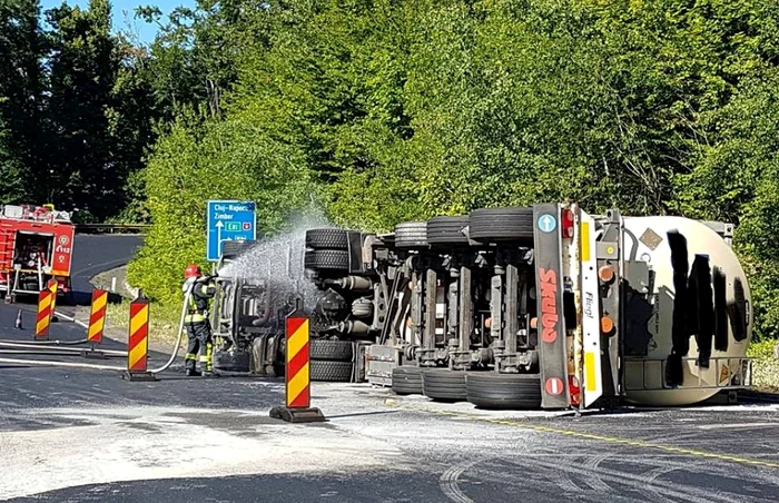 Autoutilitara este înmatriculată în Bucureşti FOTO ISU Porolissum