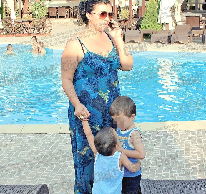 
    Adriana Bahmuţeanu,  alături de Maximus  (5 ani) şi Eduard (2 ani).  Cei trei s-au refugiat la o  pensiune din Giurgiu, iar  acum s-au mutat într-o  casă din Pantelimon  