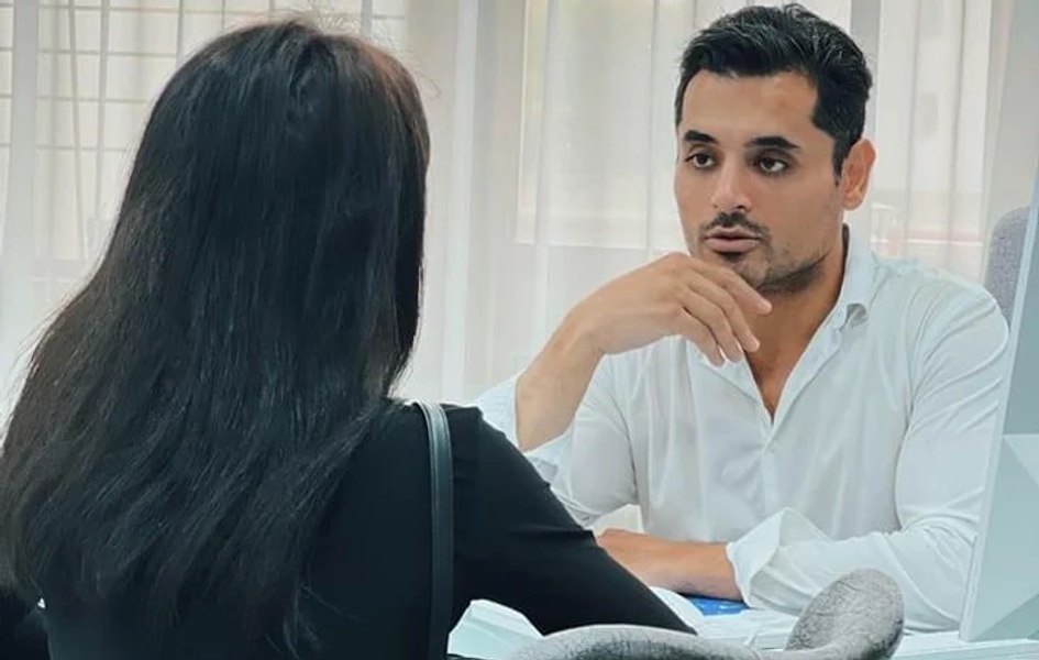 Medicul vedetelor, lăsat să plece acasă în urma audierilor. Dr. Shamieh Hussein este anchetat pentru vătămarea pacientelor VIDEO