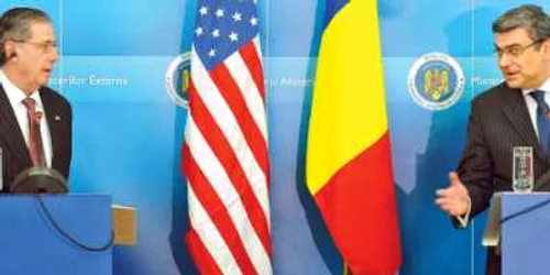 Ambasadorul SUA, Mark Gitenstein (stânga), împreună cu ministrul român de Externe