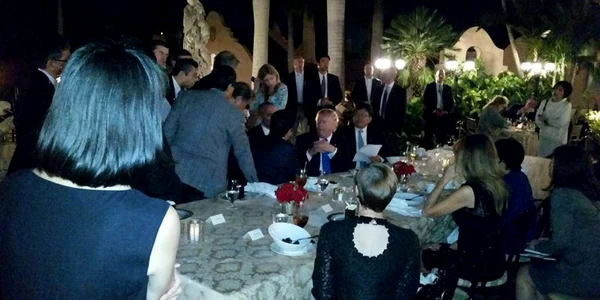 Donald Trump şi Shinzo Abe discutand la restaurant despre testul nuclear al Coreei de Nord FOTO heavy.com
