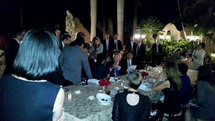 Donald Trump şi Shinzo Abe discutând la restaurant despre testul nuclear al Coreei de Nord FOTO heavy.com