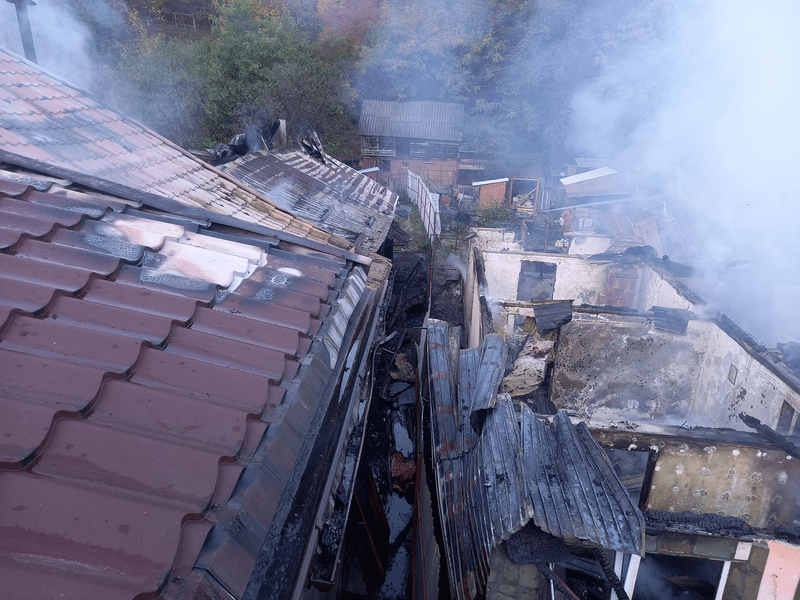 Cinci familii afectate de incendiul din Siriu, Buzău. Imaginile dezastrului după 17 ore de luptat cu focul 