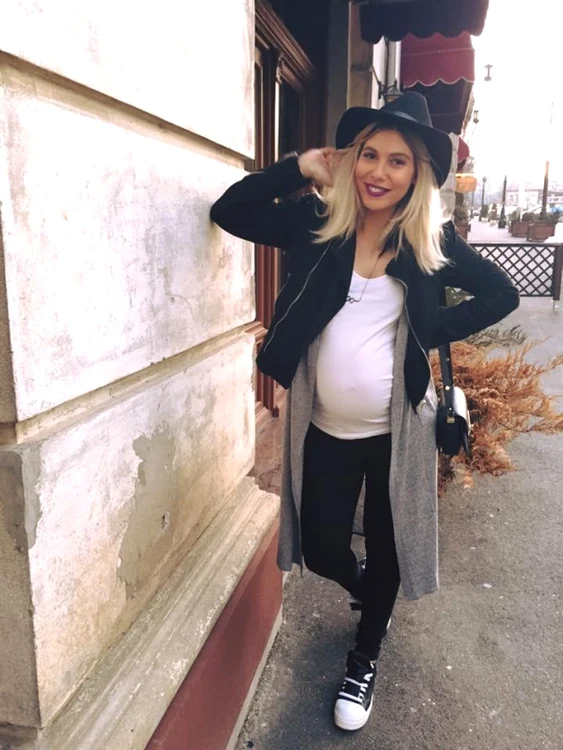 Artista nu se sifește să-și etaleze burtica