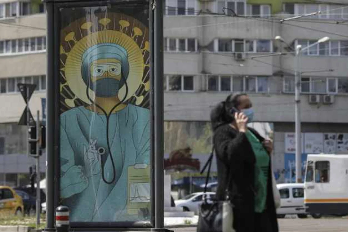 Panouri publicitare cu medici icoane în Bucureşti FOTO Inquam Photos / Octav Ganea