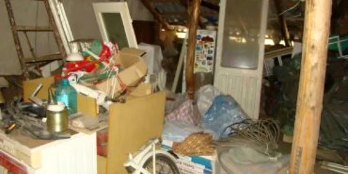 Neamţ: Podul unui bloc din Piatra Neamţ plin cu materiale inflamabile