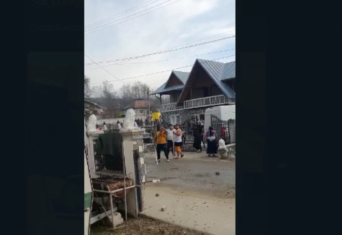 Un bărbat a fost înjunghiat în timpul unui scandal între mai multe persoane din comuna Sângeru FOTO captură video