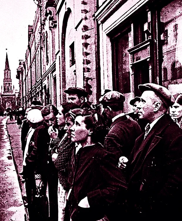 22 iunie 1941 oameni din moscova ascutand declaratia de razboi citita la radio de Molotov jpg jpeg