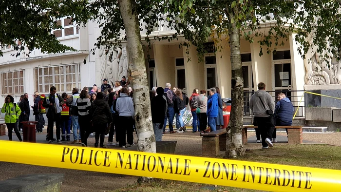 Copiii au fost scoși din clase, în urma alarmei / foto: X